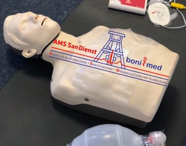 Erste Hilfe Training mit einem Dummy Erste Hilfe Ausbildung